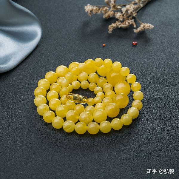 而二代蜜蜡,在加工过程中经过人工搅拌而成,其纹路呈现的则是搅拌纹.