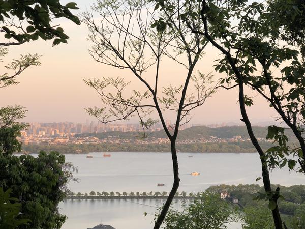 宝石山    初阳台 远眺西湖和白堤