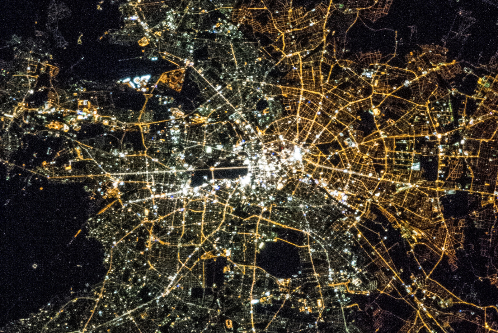 柏林夜景的卫星照 ..