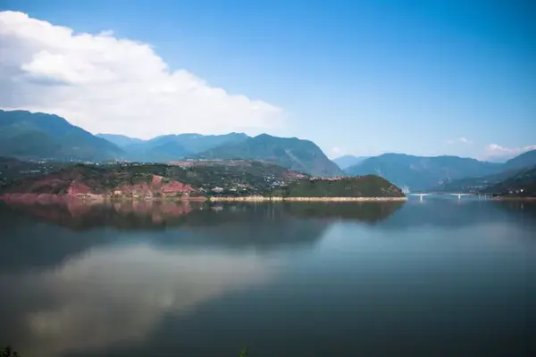 的汉源县群峰围绕,往西北,与贡嘎雪山为代表的大雪山脉相距仅70余公里