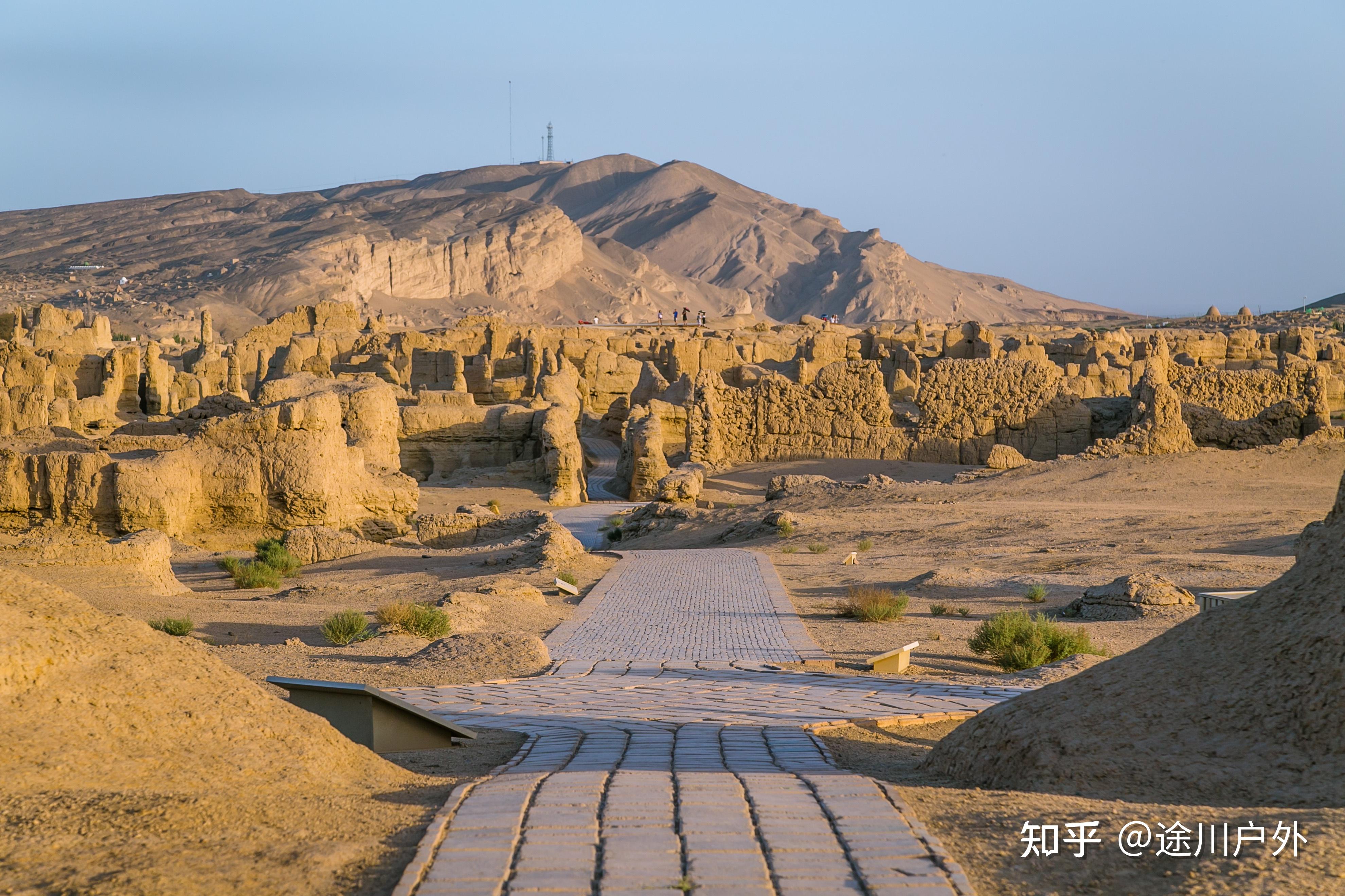 交河故城在吐鲁番西面两条古河床交汇处的土洲上,又称雅尔湖古城.