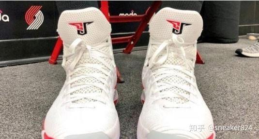 早就为麦科勒姆设计了个人专属logo"aj"但是专属鞋款一直迟迟不见消息