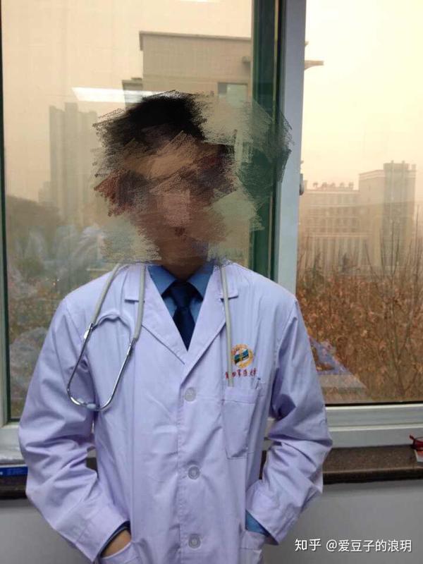 医学生第一次穿白大褂(whitecoat / labcoat)是什么感觉?