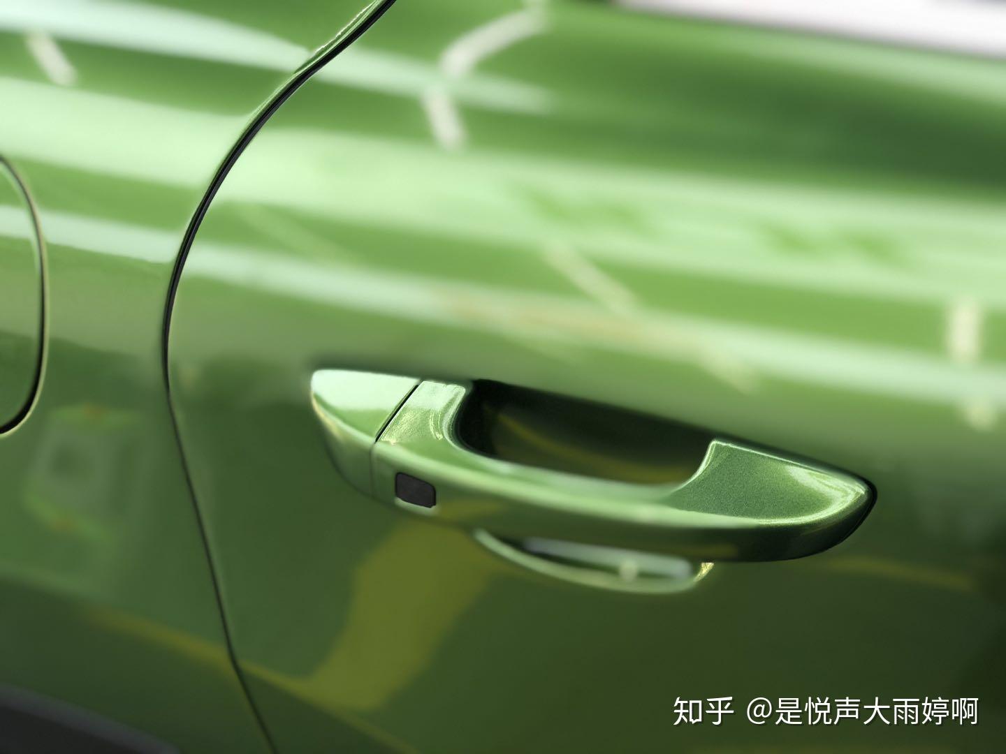 保时捷卡宴原车深枣红色改[保时捷曼巴绿,颜色复古浓郁,改色后再阳光