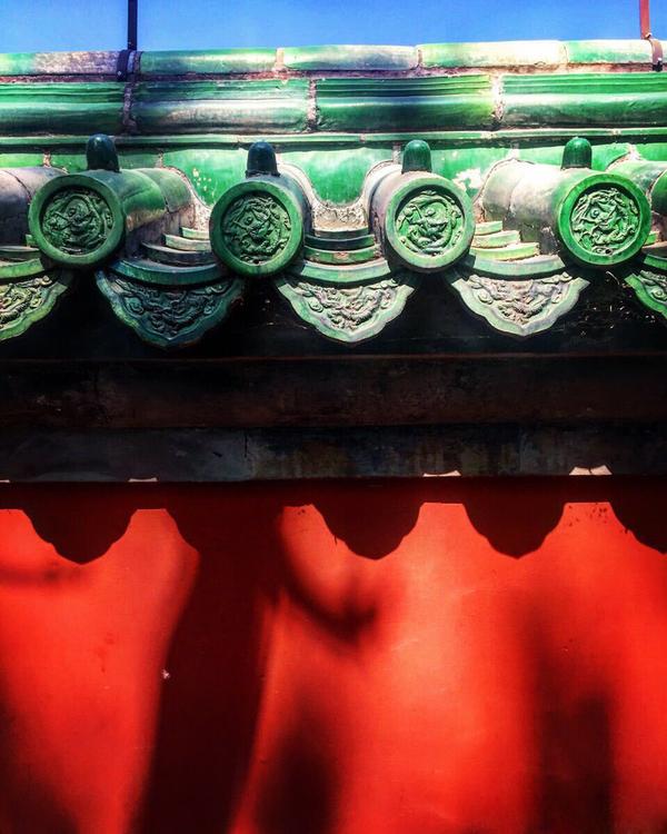 相信但凡去过故宫博物院的童靴马上就能回答出来, 红墙绿瓦!