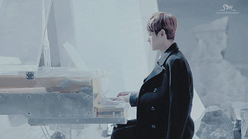 应该是exo《十二月的奇迹》这个mv吧 伯贤弹钢琴真的是苏爆了 mv配上