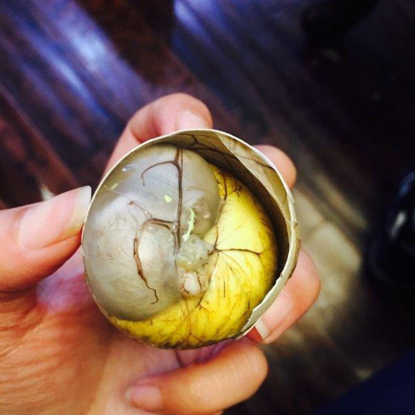 毛蛋 有些地方叫"活珠子",是小鸡已成型,但尚未孵出的蛋,小时候被大人