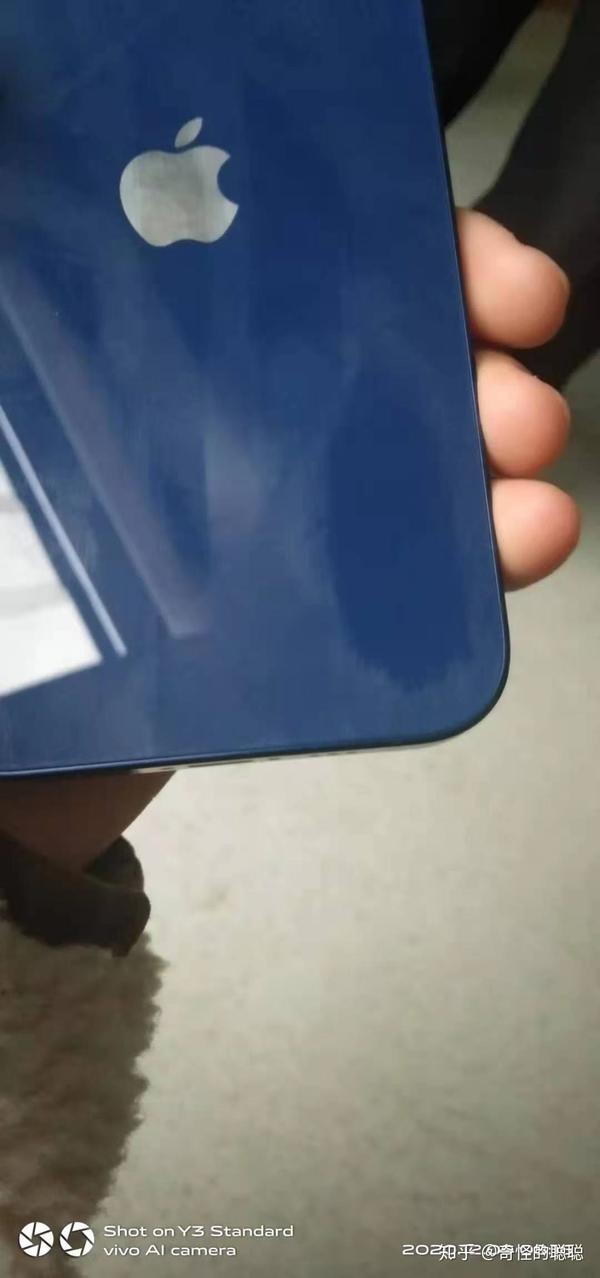 大佬们,昨天新买的iphone12后盖有着一块是什么情况