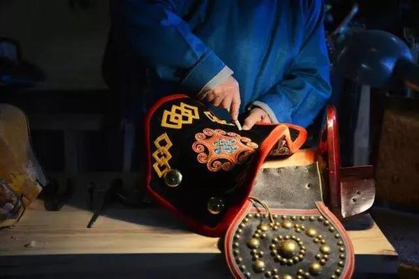 除此以外,在草原有句俗话"女人看装饰,男人看马鞍",马鞍体现了蒙古