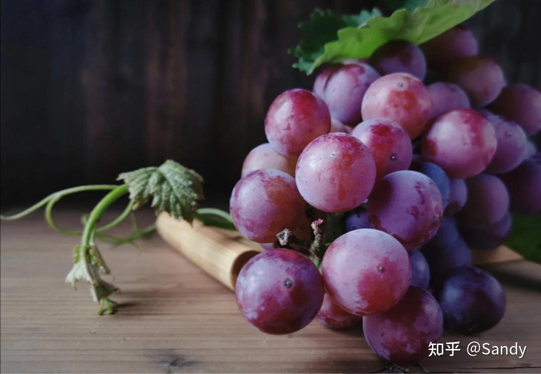 静物摄影紫葡萄和荔枝