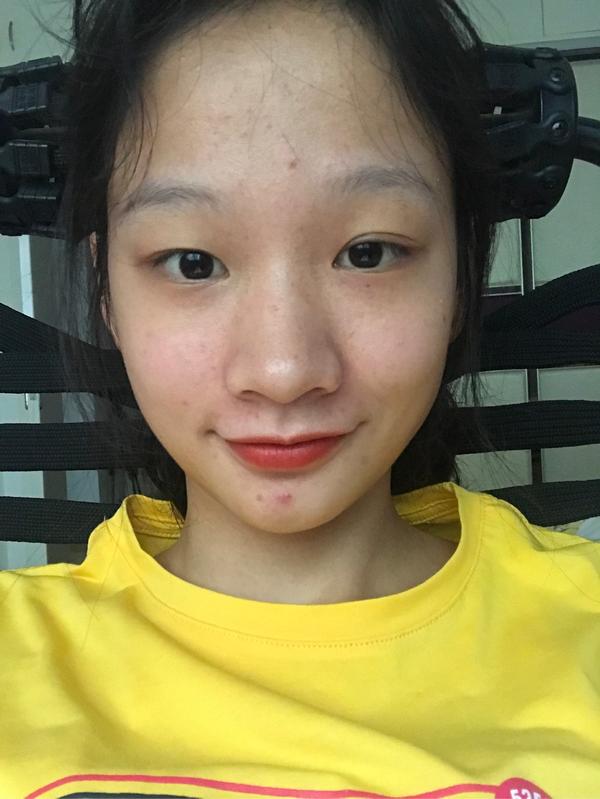 鼻子特别大,短下巴,有一点方脸的女生适合什么发型?