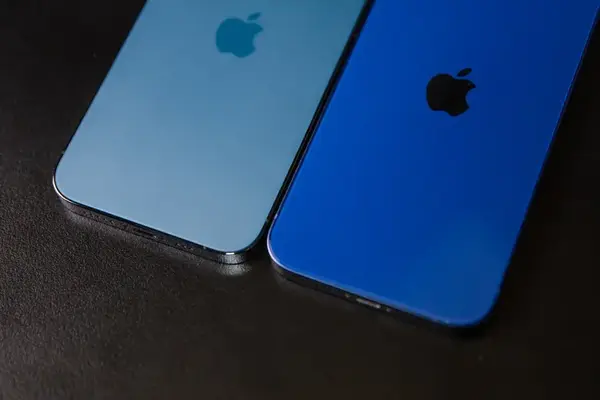 其中 iphone 12 有黑,白,红,绿,蓝五种颜色
