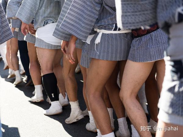 整齐划一的露大腿 来一张比较低视角的大腿照.