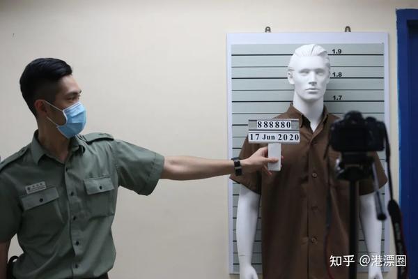 囚服有长袖也有短袖,吴亦凡可以根据季节跟换,胸口处还会贴着他的犯人