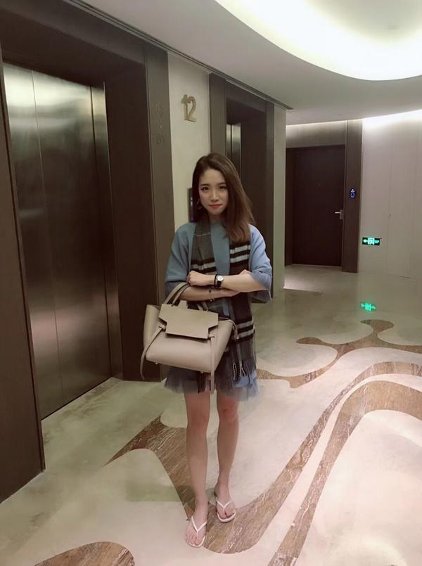 如何看待内地女生称在香港机场被骂娘泼粥?