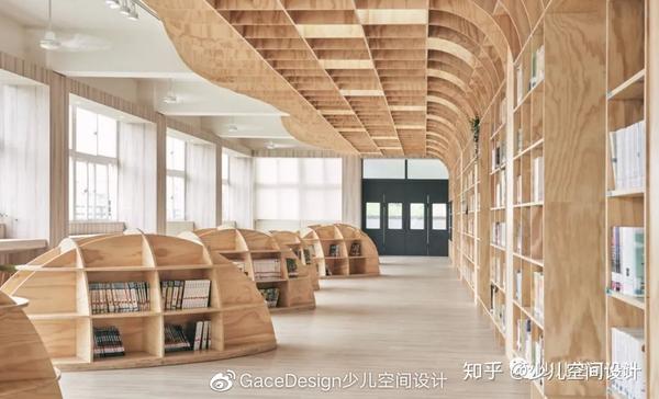 图书馆设计丨书墙延伸至天花板像整片树林