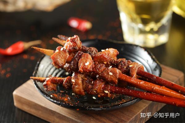 辅料调料:盐,孜然,辣椒,新疆红柳枝 准备:选羊尾油与羊肉一起,莻5厘米