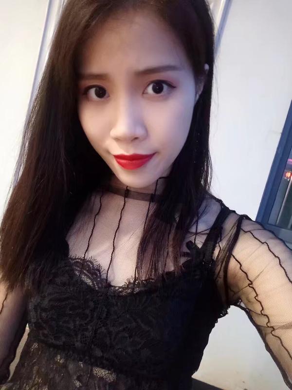 就是这样啦,她经常说自己长得丑(我觉得是故意的),一发自拍就有好多