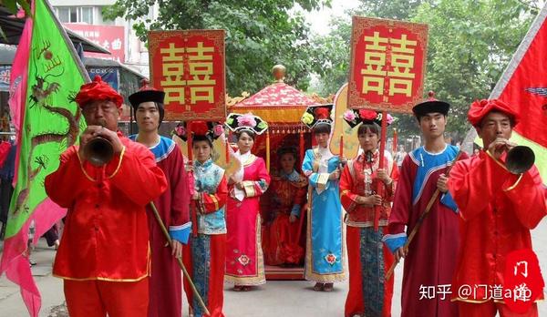 古代中国的婚礼,尤其是皇家的婚礼极其繁琐,有一系列的仪式和流程,"