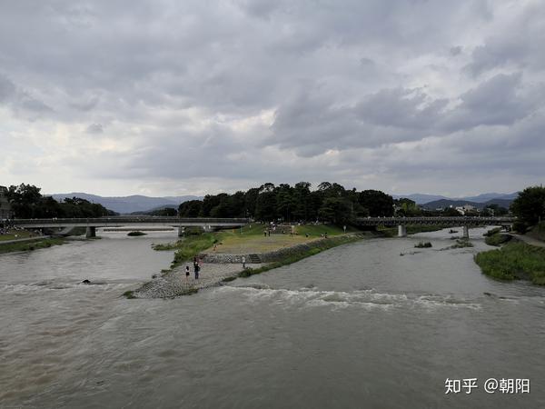 出町柳三角洲的左边叫贺茂川,右边叫高野川,因为主流是贺茂川,所以合