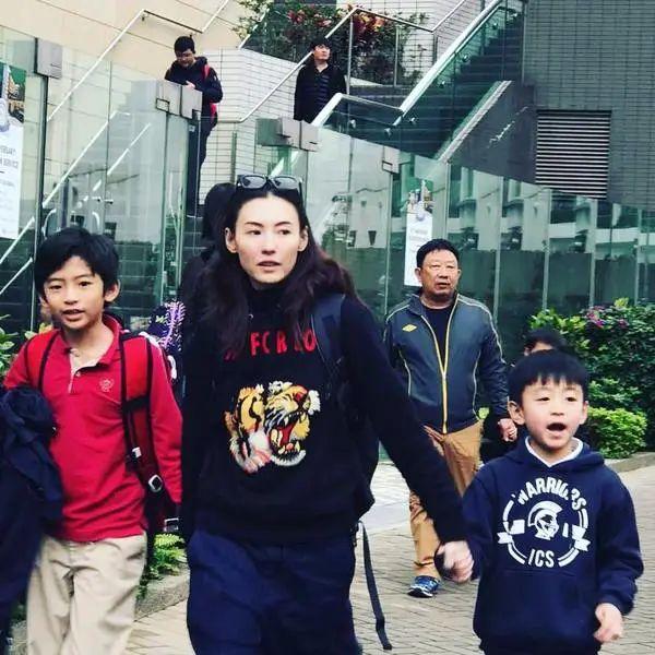 张柏芝首晒三个儿子同框照曾被称香港最后一个美人的她赢在了哪