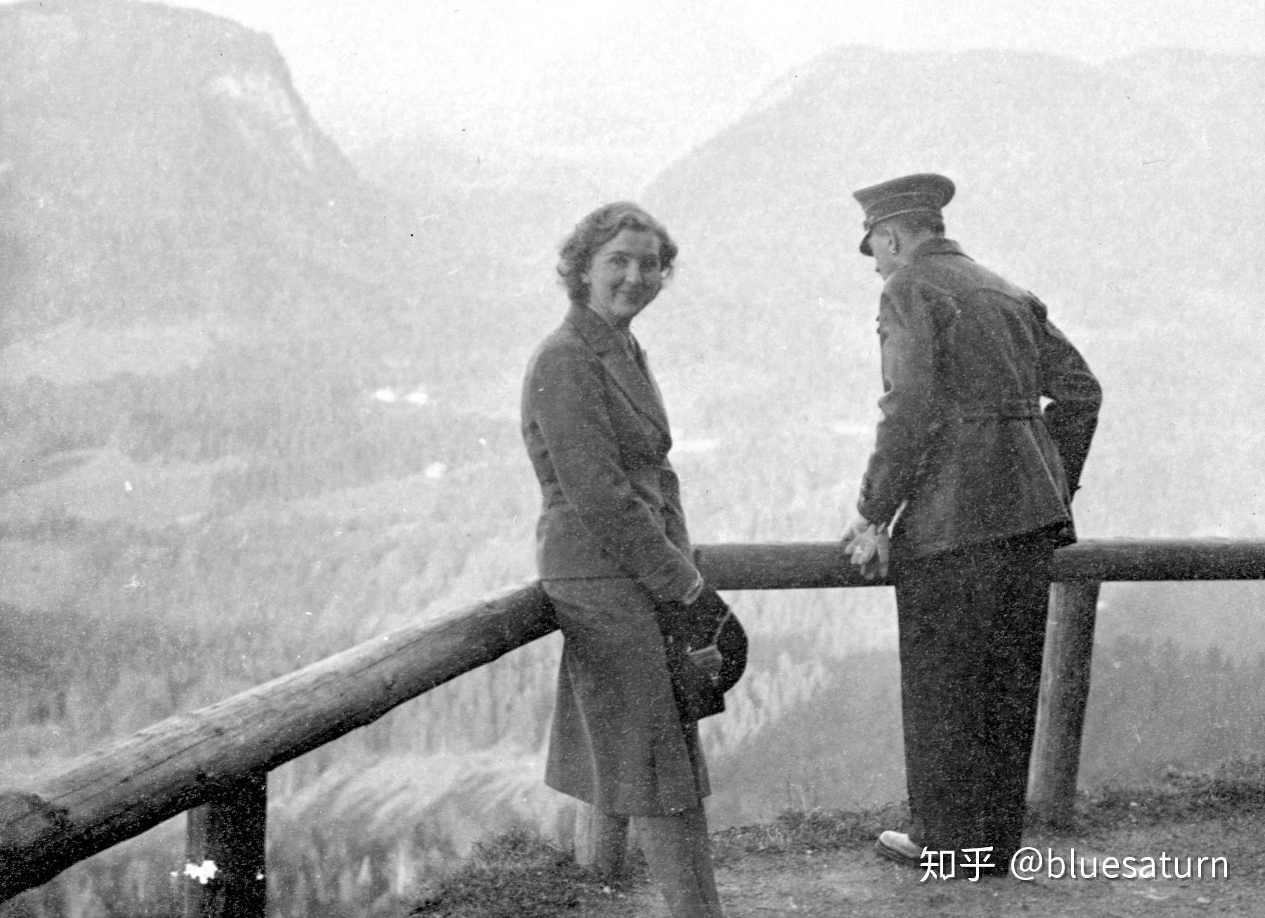 1938年6月20日希特勒和爱娃布劳恩在上萨尔茨堡的山顶茶室,这张照片