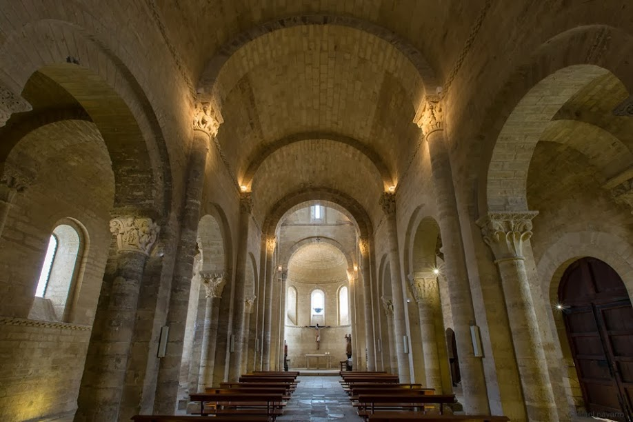 观赏罗马式建筑,尤其是教堂的最佳地点是法国,意大利和西班牙北部的小