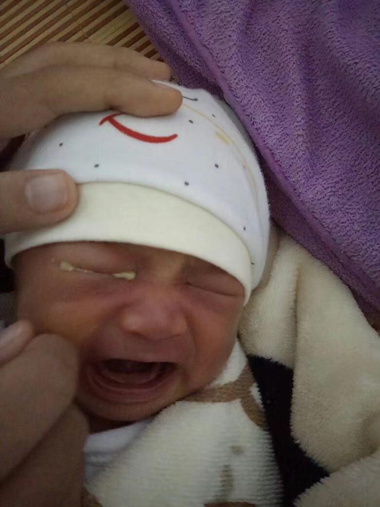 奶奶用"土方子"给刚出生的宝宝洗眼睛