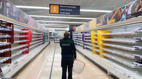 一名nhs员工在下班后盯着sainsbury&amp;#39;s的空架子发呆