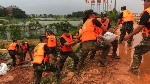 江西上饶余干鄱阳湖康山大堤,武警江西总队官兵在朱家桥村抗洪抢险