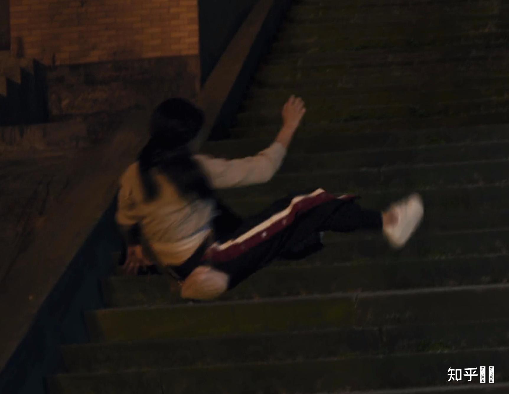 《少年的你》魏莱从楼梯上摔下来要怎么演?