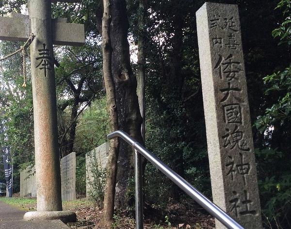 成书于869年的《续日本后纪》记载仁明天皇(833-850)发布的继位诏书中