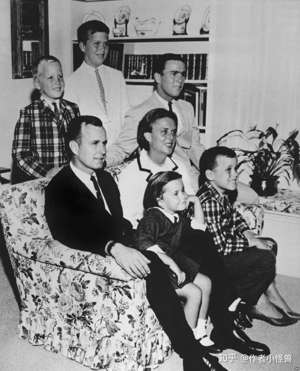 1964年老布什全家福,小布什坐在母亲身后