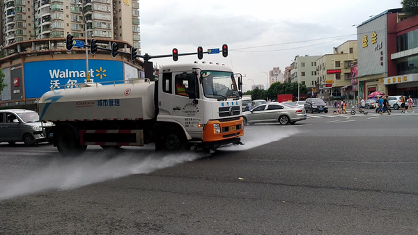 洒水车每天喷水环卫工人水枪冲洗街道两边有什么用浪费水吗