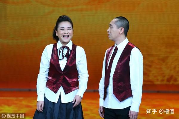 2010年央视春晚,贾玲和白凯南的相声《大话捧逗》一炮而红 / 视觉中国