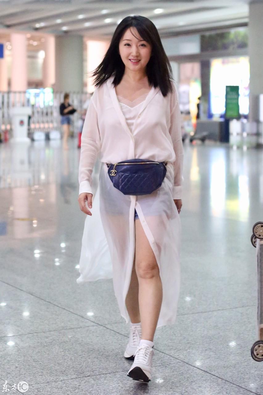 杨钰莹现身机场网友47岁的年纪18岁的气质不愧为冻龄女神