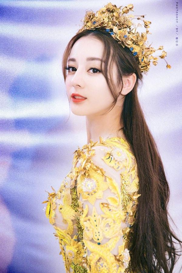 迪丽热巴壁纸:热巴的每次皇冠造型都好绝,侧颜真的太美丽了