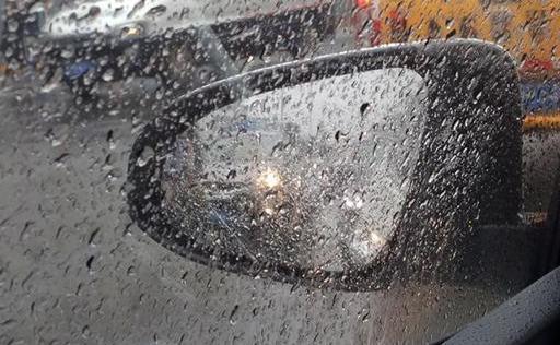 下雨天,开车真的比骑车香吗?