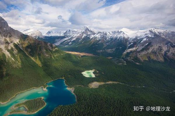 北美洲地形特征中部大平原贯穿南北地势东西两侧高中部低