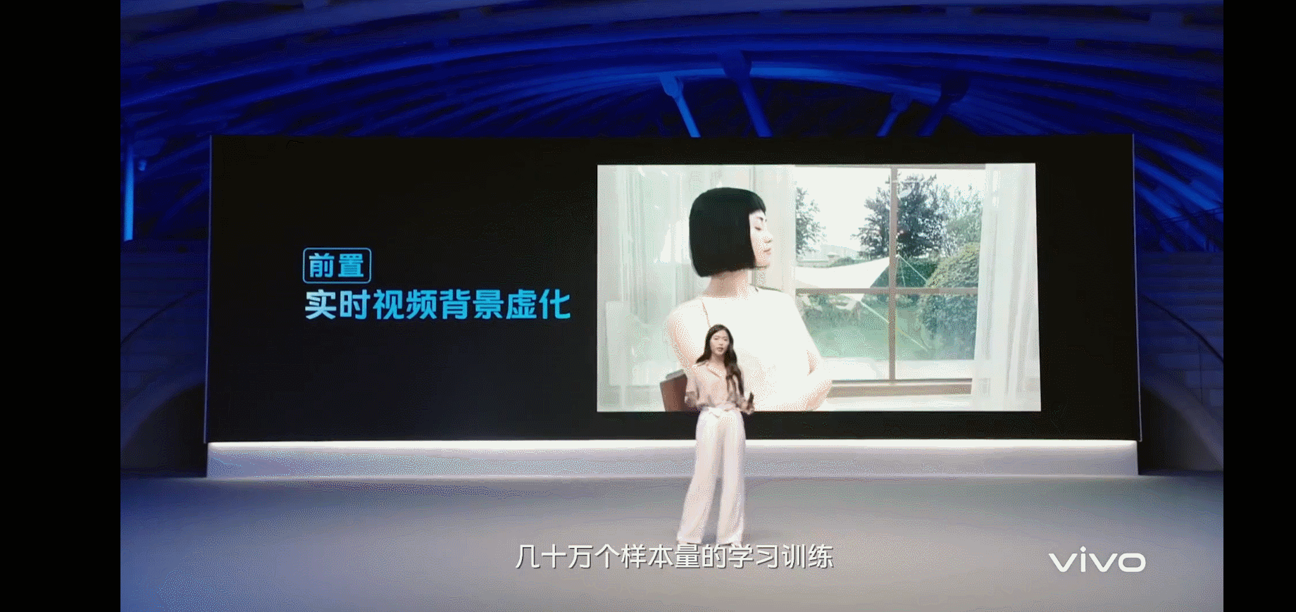 这个切换动画呢,叫做『 平滑』,相信很多读者在做ppt的时候都用到过.