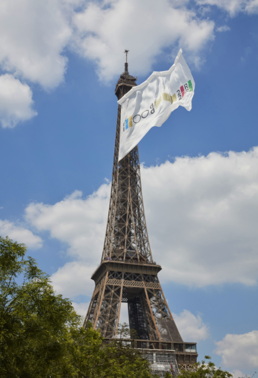 相信大家对悬挂在巴黎的标志性建筑物埃菲尔铁塔上的旗帜记忆深刻