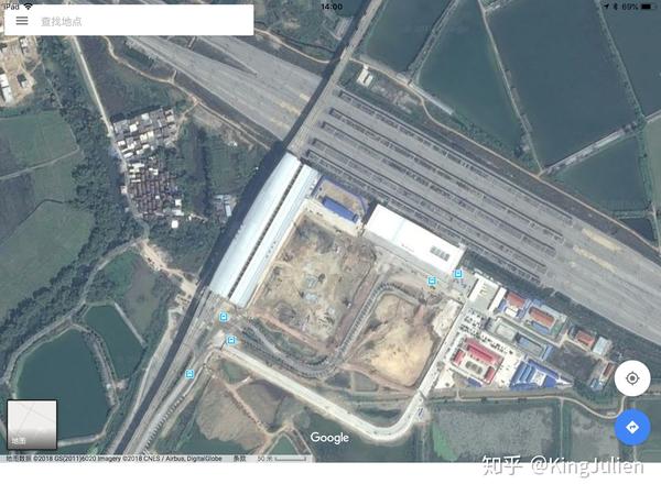 鼎湖东站,肇庆东站卫星图像,其中纵向站场的为鼎湖东站,横向站场的为