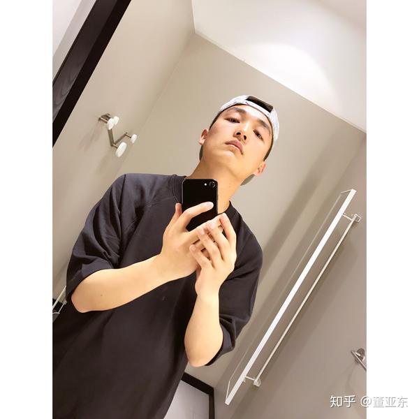 为什么男生拍照时都喜欢仰头,也可以说是鼻孔朝镜头?