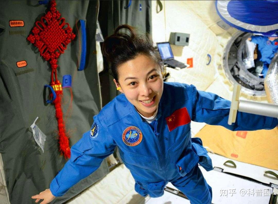 在太空中生活女航天员如何克服生理问题航天女英雄牺牲太大了