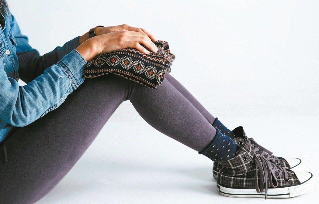 年轻人膝盖一蹲下就痛图片