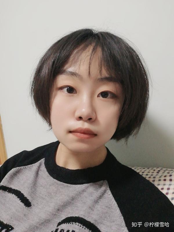 我们这里的初中生都要剪短发 而且是那种齐耳短发 所以从初中到大二