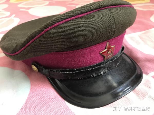 这个军官的大檐帽在各种二战苏联电影里应该很常见,采用了珐琅帽徽和