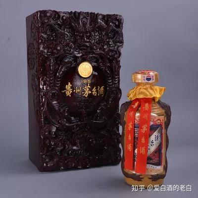 98年出厂的 80年年份茅台酒楠木木盒外壳,两侧边均雕有游龙.