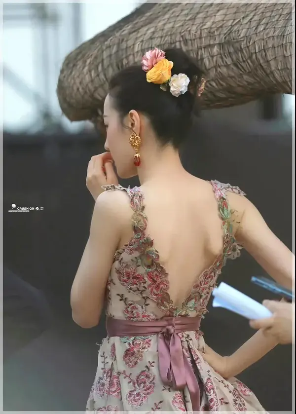 迪丽热巴的"蝴蝶骨"是天使翅膀?看上去很美,其实是个陷阱