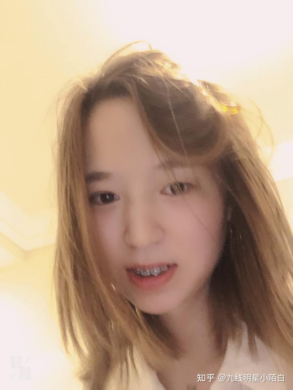 2个跨性别女孩子在一起生活的日常照片